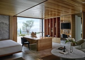 Wohnbereich einer 9 Zimmer Villa in hellen Holztönen