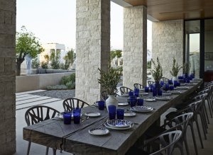 BBQ Essbereich der Villas im Amanzoe mit gedecktem Holztisch in sanften Blautönen