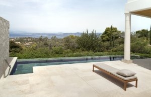 Poolblick im Pavilion des Amanzoe mit blick über die Landschaft und die helle Terrasse Luxusresort Griechenland