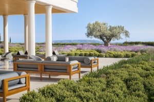 Helle und offene Terrasse des Amanzoe inmitten einer saftig grünen Landschaft umgeben von nichts als Natur Luxusresort Griechenland
