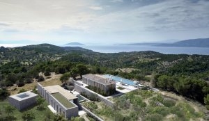 Blick von oben auf die Villa 31 des Amanzoe in Porto Cheli Luxusresort Griechenland