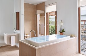 helles badezimmer mit großer badewanne für farbtherapie und außenbereich