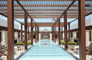 Mediterranes Buffet im Amirandes Restaurand mit stylischem pool direkt durch das restaurant und moderner einrichtung