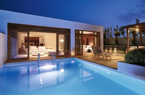 privater pool in einer luxus villa im hotel amirandes mit großer terrasse und modernen möbeln in hellen farben