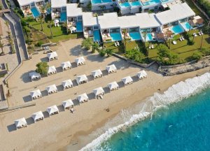 blick von oben auf den wunderschönen sandstrand des amirandes hotel mit poolvillen direkt am feinen strand und azurblauem meer