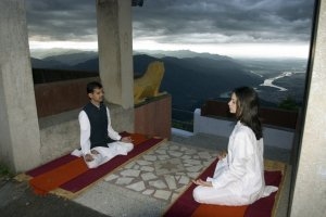 spirituelle meditaion im ananda in den himalayas indien