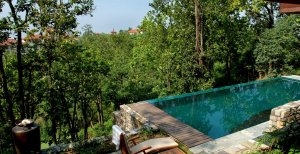 traumhafter infinity pool mit ausblick im ananda in den himalayas in indien