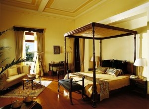grosses schlafzimmer einer suite im ananda in den himalayas indien