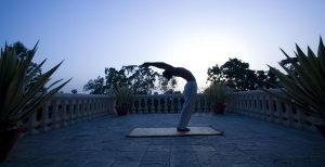 spirituelle yogastunden im ananda in den himalayas indien