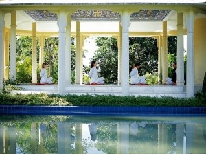 spirituelle yoga stunda im ananda in den himalayas indien