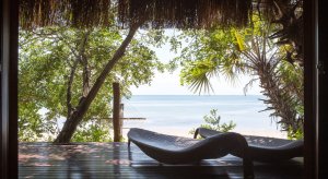 Erholung finden auf der terrasse einer Beach Villa im Anantara Bazaruto Island Resort, Mosambik