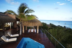 relaxen auf der Terrasse einner Deluxe Sea View Pool Villa im Anantara Bazaruto Island Resort, Mosambik