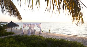 romantisches Dinner am Strand im Anantara Bazaruto Island Resort, Mosambik