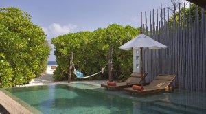entspannen im privaten Pool einer Beach Pool Villa des Anantara Kihavah, Baa Atoll, Malediven 