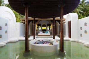 exklusives Badezimmer einer Beach Pool Villa des Anantara Kihavah, Baa Atoll, Malediven 