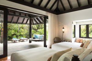 exklusives Schlafzimmer einer Family Pool Villa im Anantara Kihavah, Baa Atoll, Malediven 