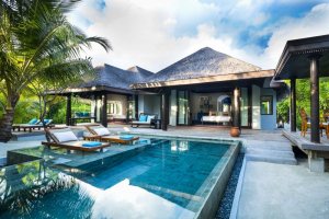 gemuetliche Terrasse einer Family Pool Villa im Anantara Kihavah, Baa Atoll, Malediven 