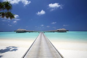 über den Boardwalk gelangen sie zu den Over Water Villen des Anantara Kihavah, Baa Atoll, Malediven 
