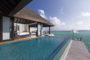 Terrasse und Swimming Pool einer Over Water Villa des Anantara Kihavah, Baa Atoll, Malediven 