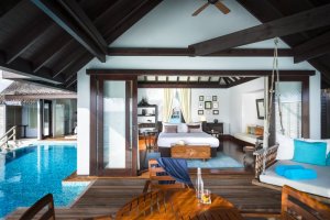 luxurioeses Schlafzimmer einer Over Water Villa des Anantara Kihavah, Baa Atoll, Malediven 