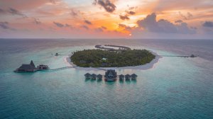 Blick auf des Areal des Anantara Kihavah, Baa Atoll, Malediven bei Sonnenuntergang