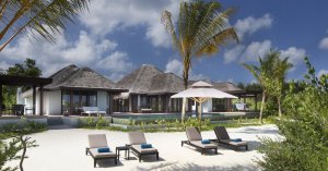 Blick auf eine Beach Pool Residence des Anantara Kihavah, Baa Atoll, Malediven 