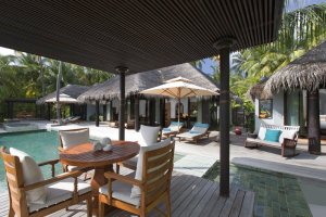 relaxen auf der großen Terrasse ihrer Beach Pool Residence im Anantara Kihavah, Baa Atoll, Malediven 