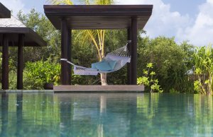 entspannen am Pool einer Beach Pool Residence des Anantara Kihavah, Baa Atoll, Malediven 