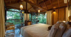 grosszuegiges Schlafzimmer eines Bungalow der Anavilhanas Jungle Lodge, Anavilhanas Nationalpark, Brasilien
