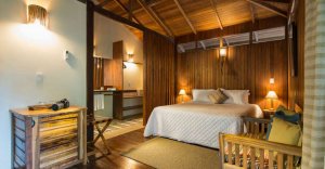 luxuriöses Schlafzimmer einer Cottage im Anavilhanas Jungle Lodge, Anavilhanas Nationalpark, Brasilien