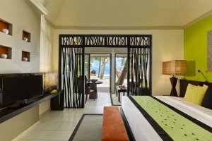 grosses schlafzimmer der strandvilla mit whirlpool im luxus resort angsana resort & spa ihuru im kaafu atoll malediven indischer ozean