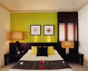 wunderschönes schlafzimmer in der strandvilla auf den malediven im angsana resort & spa ihuru