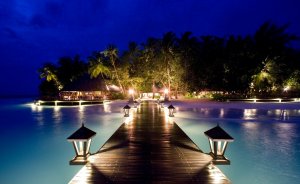 wunderschöner blick auf das paradisische resort im luxus resort angsana resort & spa ihuru im kaafu atoll malediven indischer ozean
