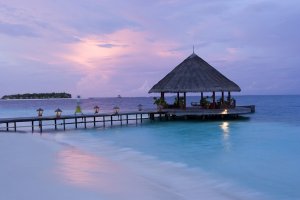 romanitscher sonnenuntergang im luxus resort angsana resort & spa ihuru im kaafu atoll malediven indischer ozean