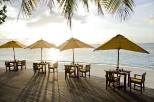 traumhaftes restaurant mit direktem blick auf das meer im luxus resort angsana resort & spa ihuru im kaafu atoll malediven indischer ozean