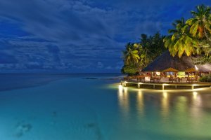 gemütliche bar in der Dämmerung im luxus resort angsana resort & spa ihuru im kaafu atoll malediven indischer ozean