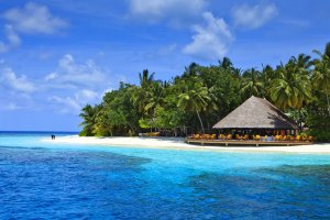 schöne bar direkt am weissen traumstrand im luxus resort angsana resort & spa ihuru im kaafu atoll malediven indischer ozean