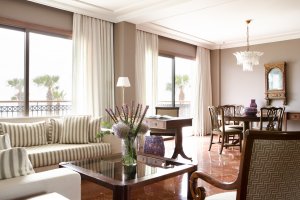 helles grosses wohnzimmer in  cremefarbe mit tisch sofa und viel fenster im modernen designer hotel anabelle in paphos zypern in europa