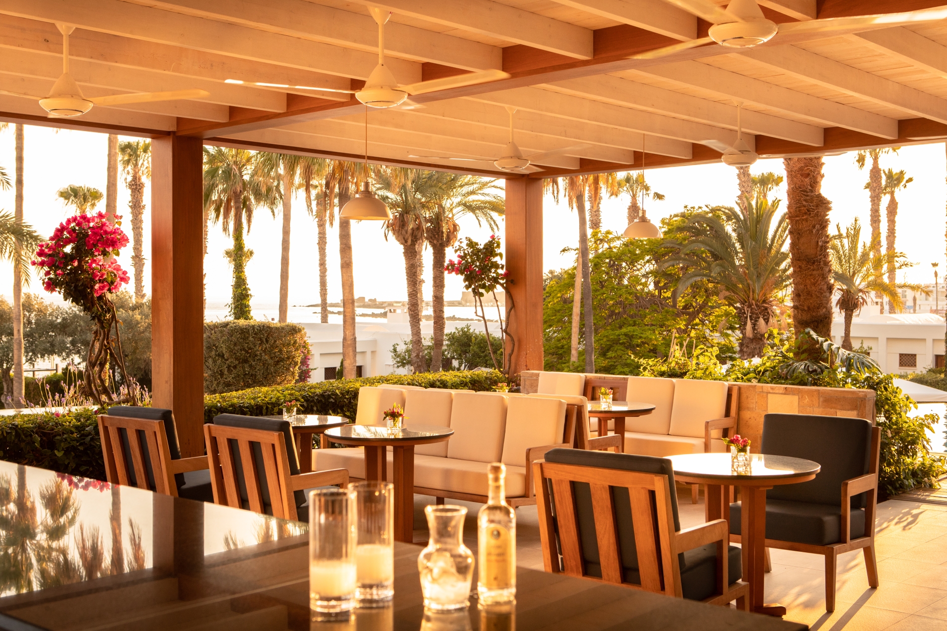 offenes überdachtes restaurant mit meerblick im modernen designer hotel anabelle in paphos zypern in europa im hintergrund stehen viele palmen