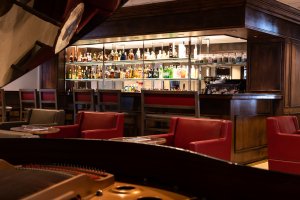 grosse offene bar mit viel holz und ein paar sesseln im modernen designer hotel anabelle in paphos zypern in europa