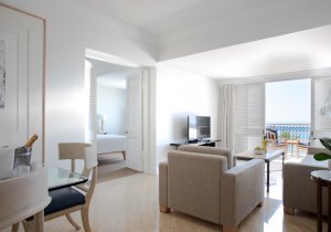 grosse helle weisse suite mit offener terrassentür und meerblick im  modernen designer hotel anabelle in paphos zypern in europa