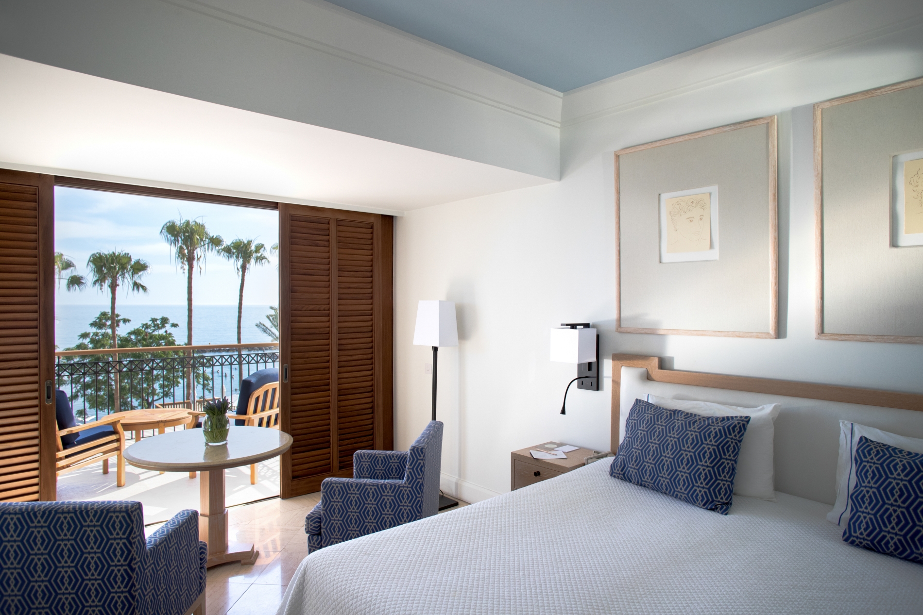 schlafzimmer mit meerblick im weissen hellen zimmer vom modernen designer hotel anabelle in paphos zypern in europa