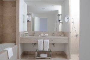 badezimmer mit marmor fliesen und edler badewanne im modernen designer hotel anabelle in paphos zypern in europa