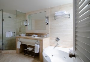 grosses marmor badezimmer mit glas dusche und whirlpool badewanne im modernen designer hotel anabelle in paphos zypern in europa