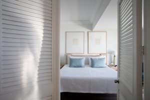 blick durch terrassentür auf ein doppelbett im modernen designer hotel anabelle in paphos zypern in europa