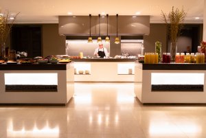 helles hochwertiges restaurant mit show cooking im modernen designer hotel anabelle in paphos zypern in europa