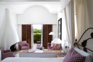 grosses helles schlafzimmer in weiss mit offener terrasentür im modernen designer hotel anabelle in paphos zypern in europa