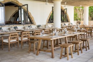 elegant eingerichtete terrasse mit esstischen im modernen designer hotel anabelle in paphos zypern in europa