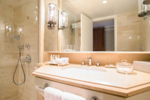 badezimmer mit glas dusche und grossen spiegel im modernen designer hotel anabelle in paphos zypern in europa