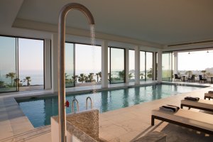 innen pool mit viel glas und licht im modernen designer hotel anabelle in paphos zypern in europa